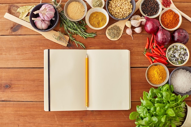 Książka kucharska i przyprawy